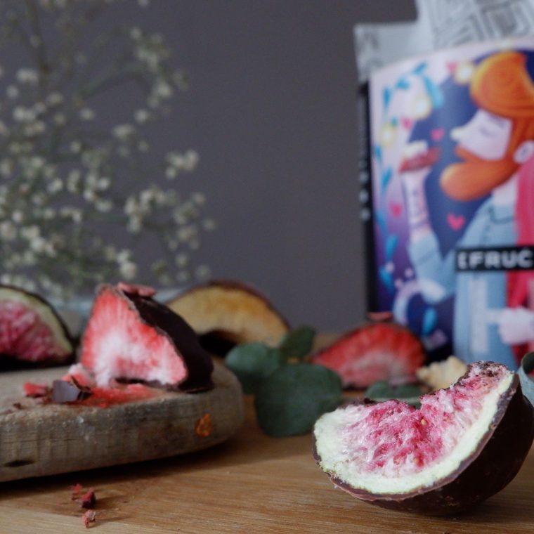 FruCHÉ Endless love – lyofilizované jahody, marhule a figy v horkej čokoláde, 100g