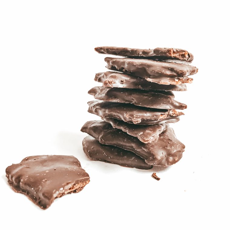CrunCHÉ pekan v horkej čokoláde 100g – mini – vegan