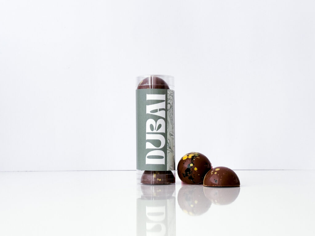 Dubai chocolate with pistacchio and katayif filling in milk